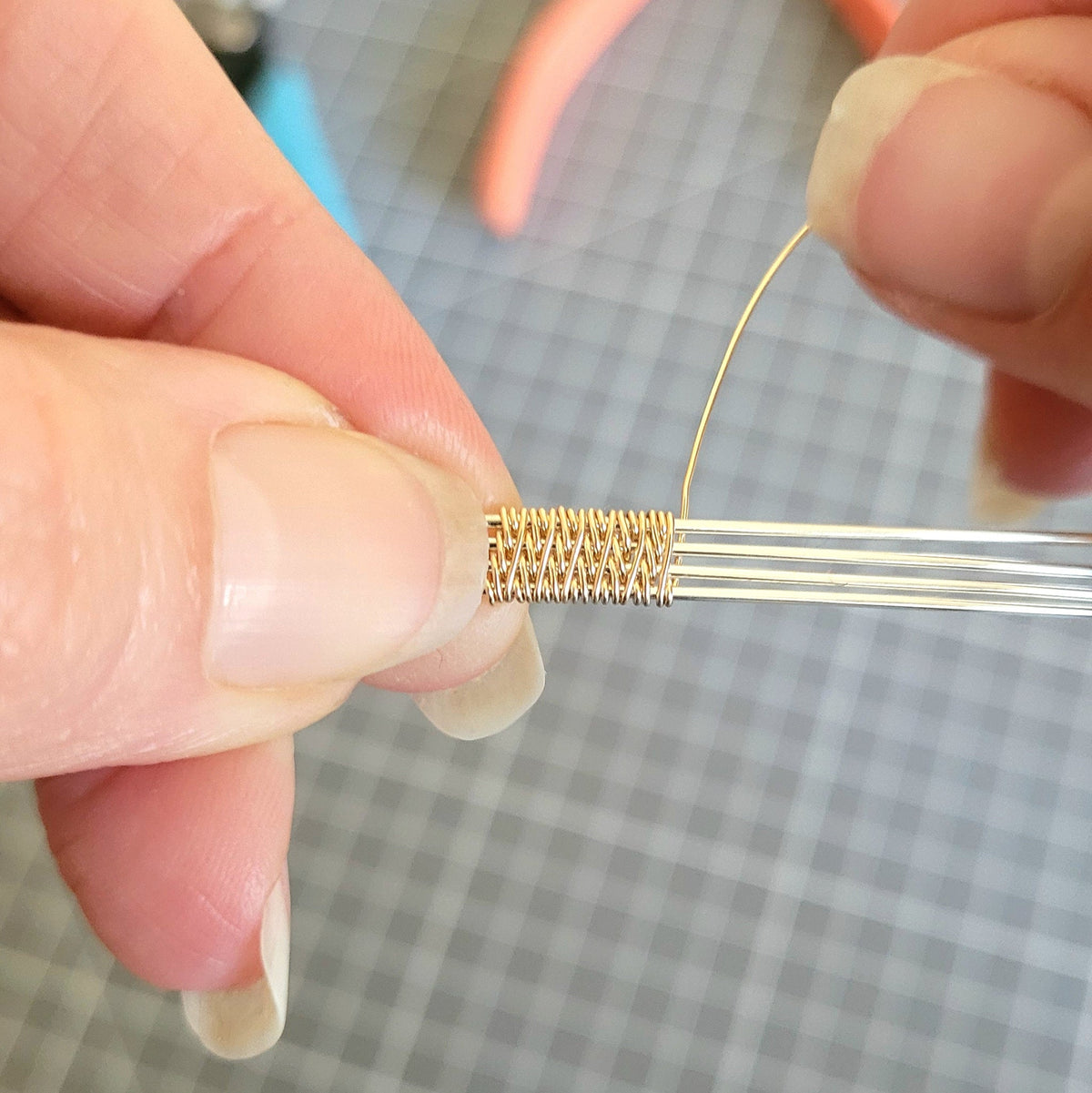 Mains en train de réaliser un wire wrapping. Breizh Roc'hell