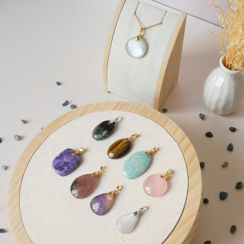 Pendentifs en pierre naturelles ave bélières, percés à la main.