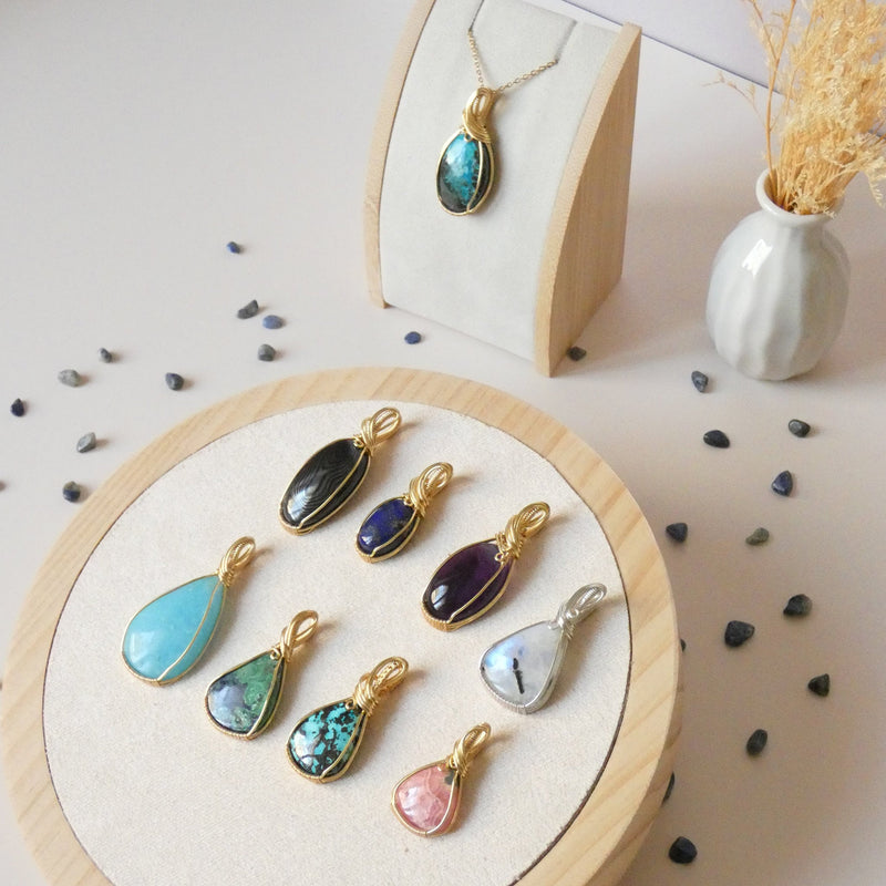 Pendentifs en wire wrapping en pierres naturelles faits main en Bretagne