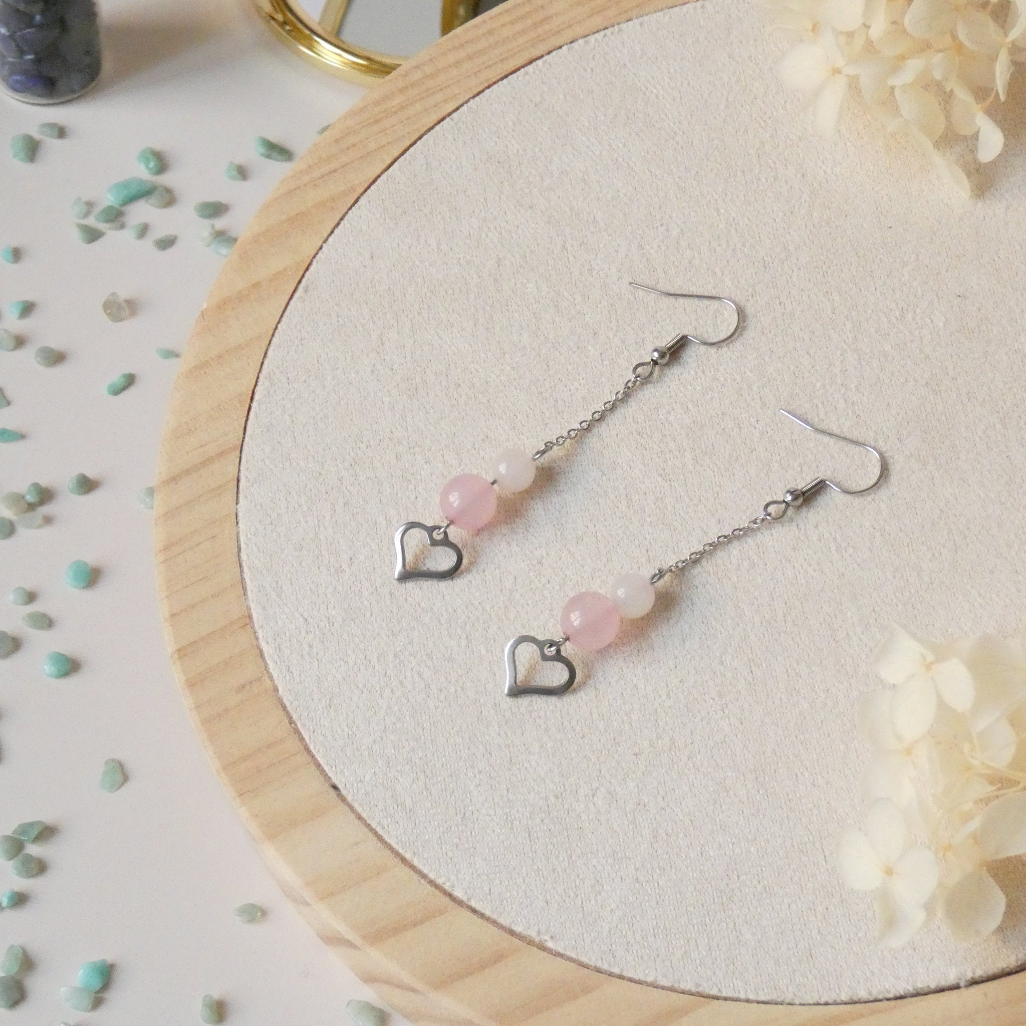 Boucles d’oreilles pendantes quartz rose et cœur