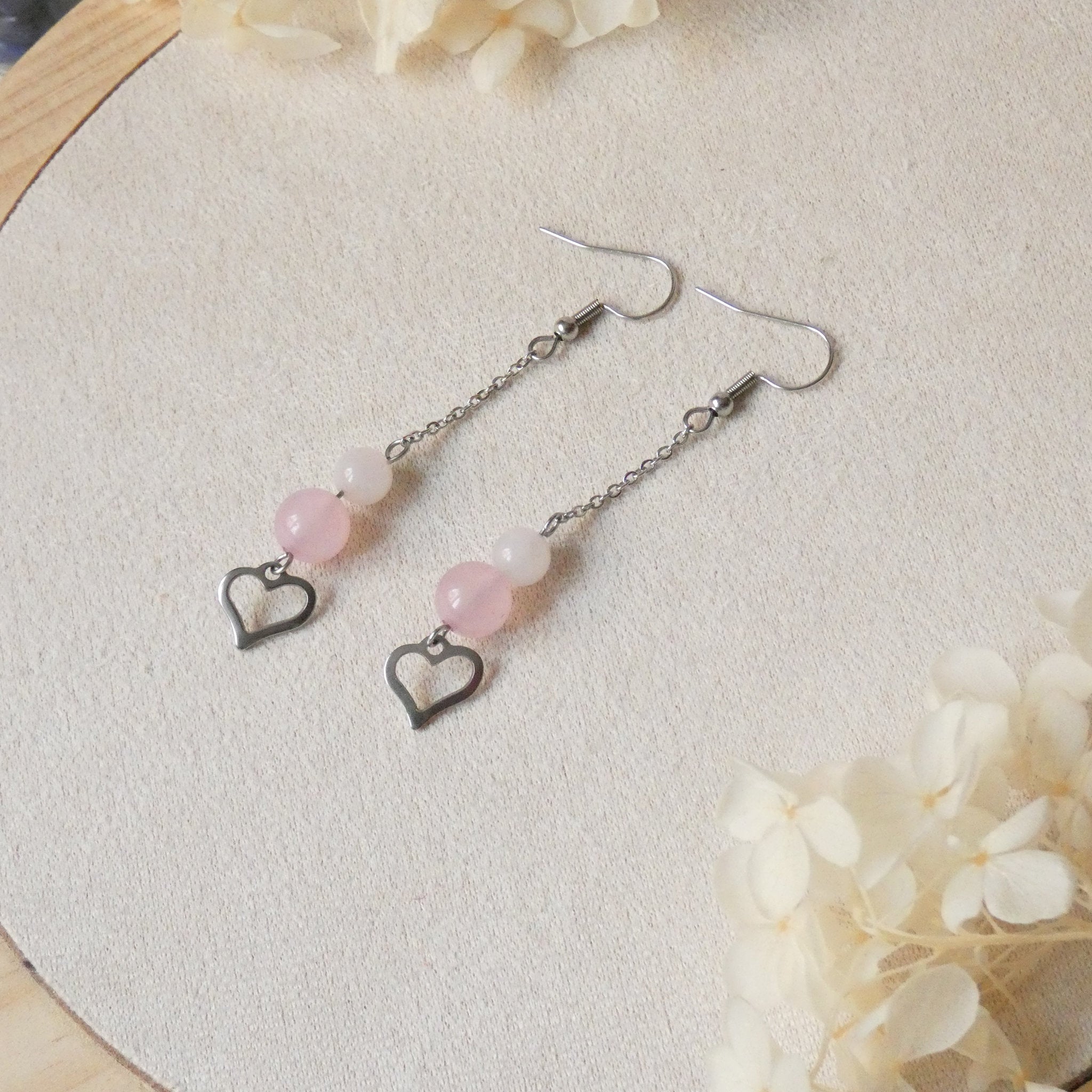 Boucles d’oreilles pendantes quartz rose et cœur
