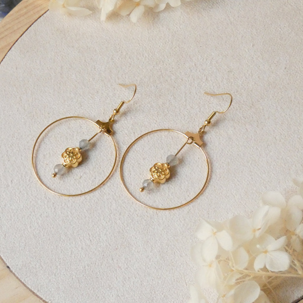 Boucles d’oreilles créoles labradorite et fleur dorée
