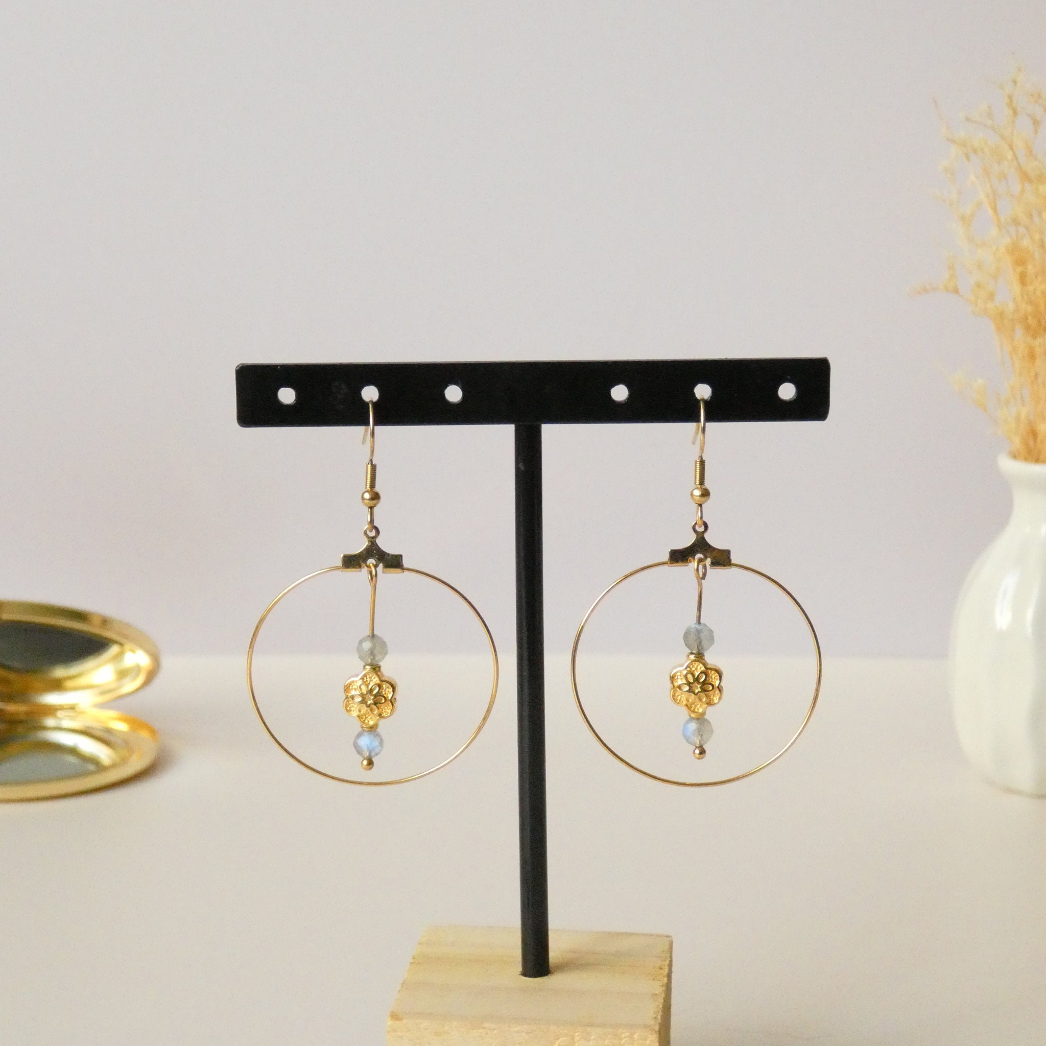 Boucles d’oreilles créoles labradorite et fleur dorée