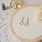 Boucles d’oreilles pendantes losange texturé doré et labradorite