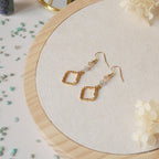Boucles d’oreilles pendantes losange texturé doré et labradorite