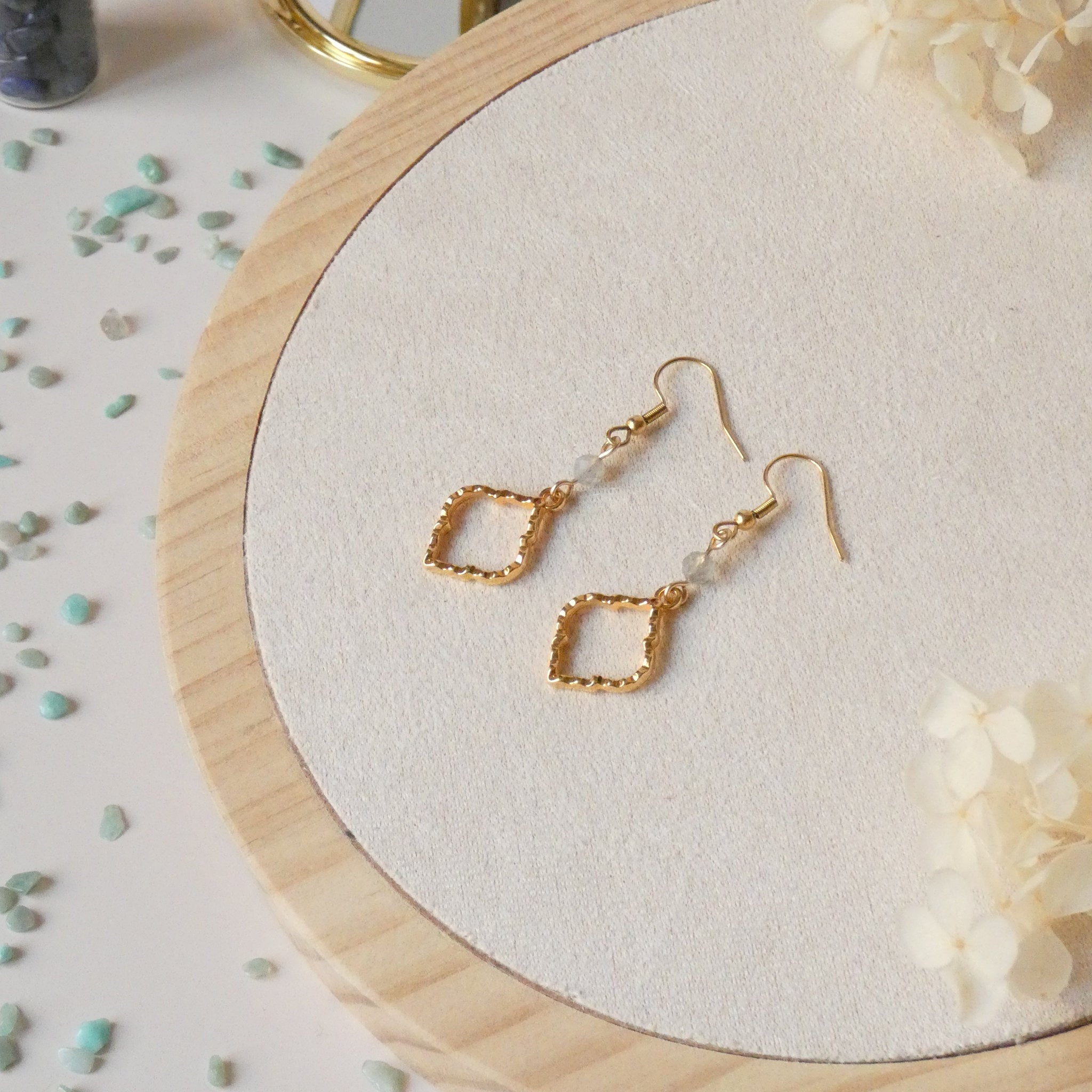 Boucles d’oreilles pendantes losange texturé doré et labradorite