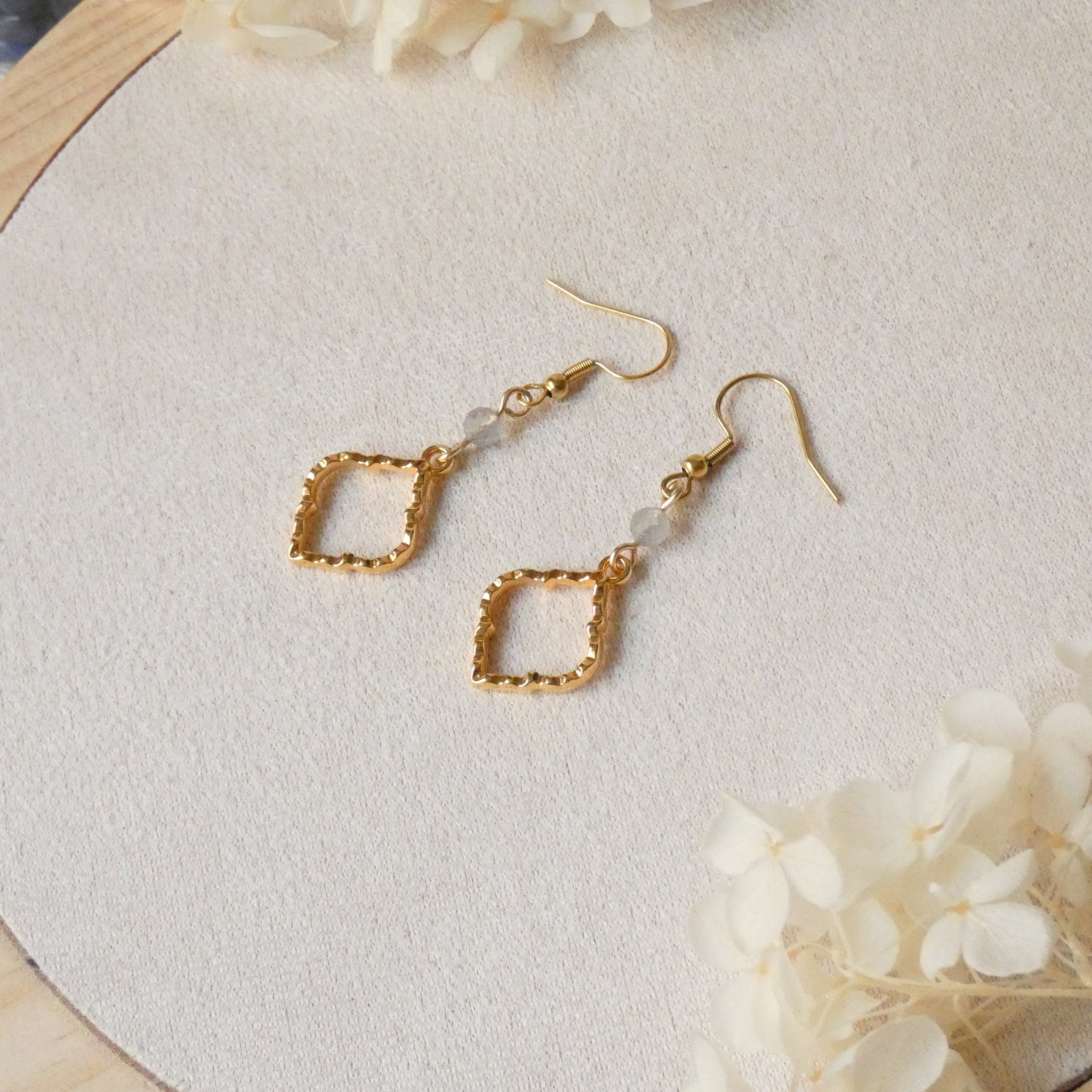 Boucles d’oreilles pendantes losange texturé doré et labradorite