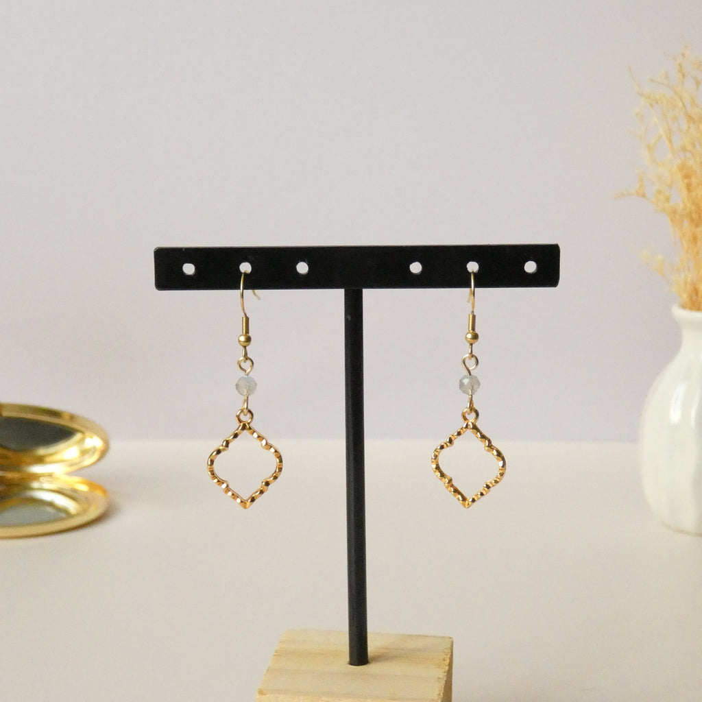 Boucles d’oreilles pendantes losange texturé doré et labradorite