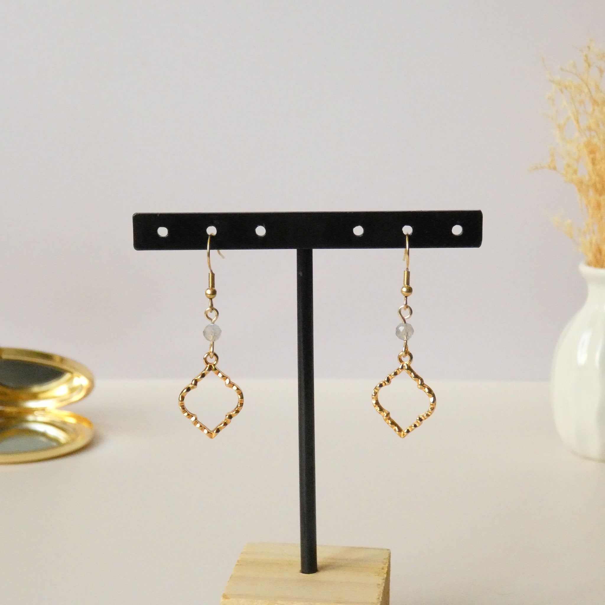 Boucles d’oreilles pendantes losange texturé doré et labradorite