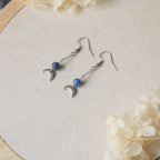 Boucles d’oreilles pendantes lapis lazuli et lune