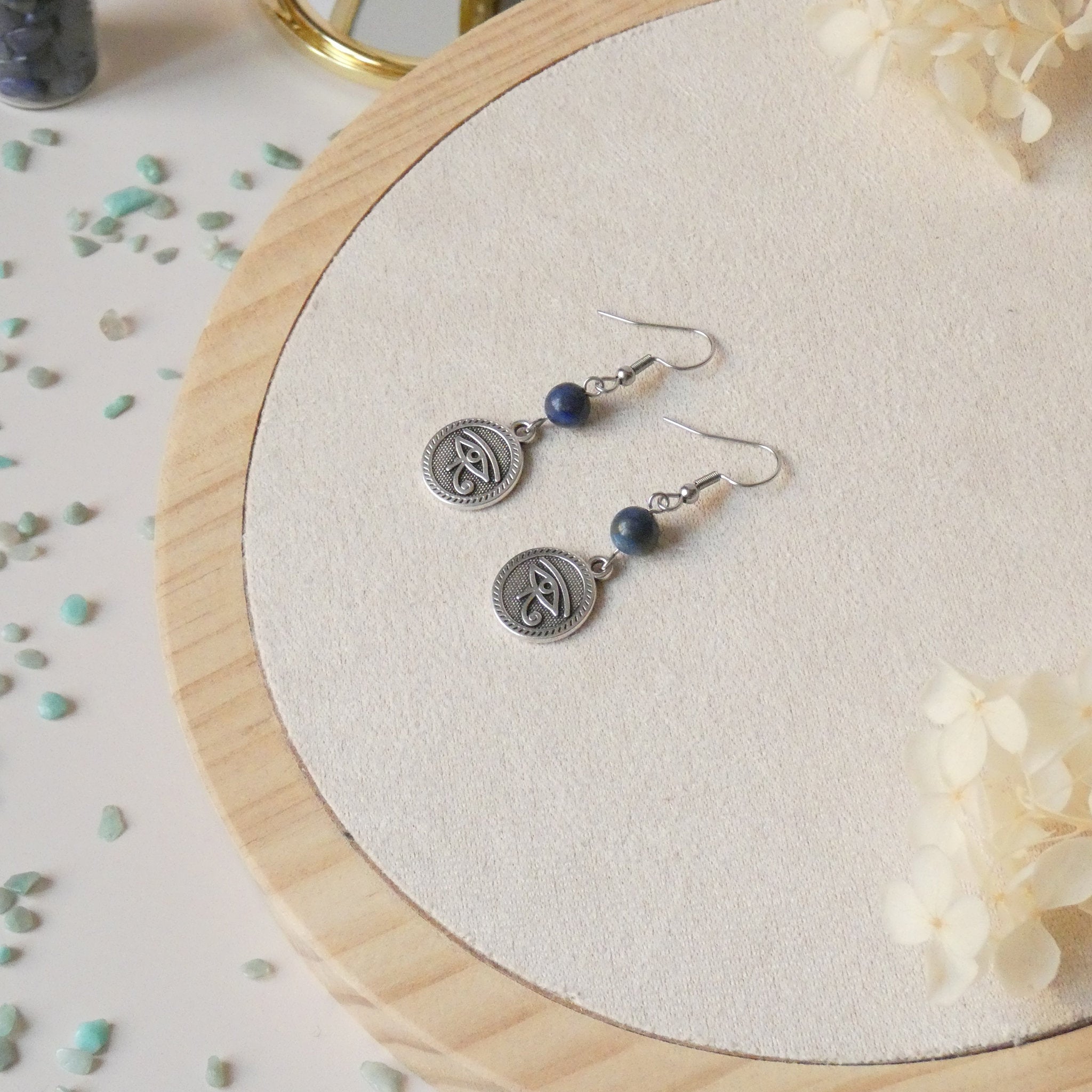 Boucles d’oreilles pendantes lapis lazuli et oeil d’Horus