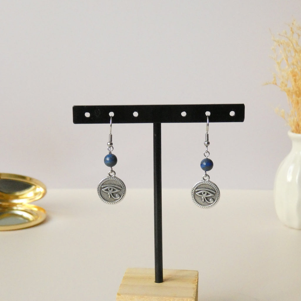 Boucles d’oreilles pendantes lapis lazuli et oeil d’Horus