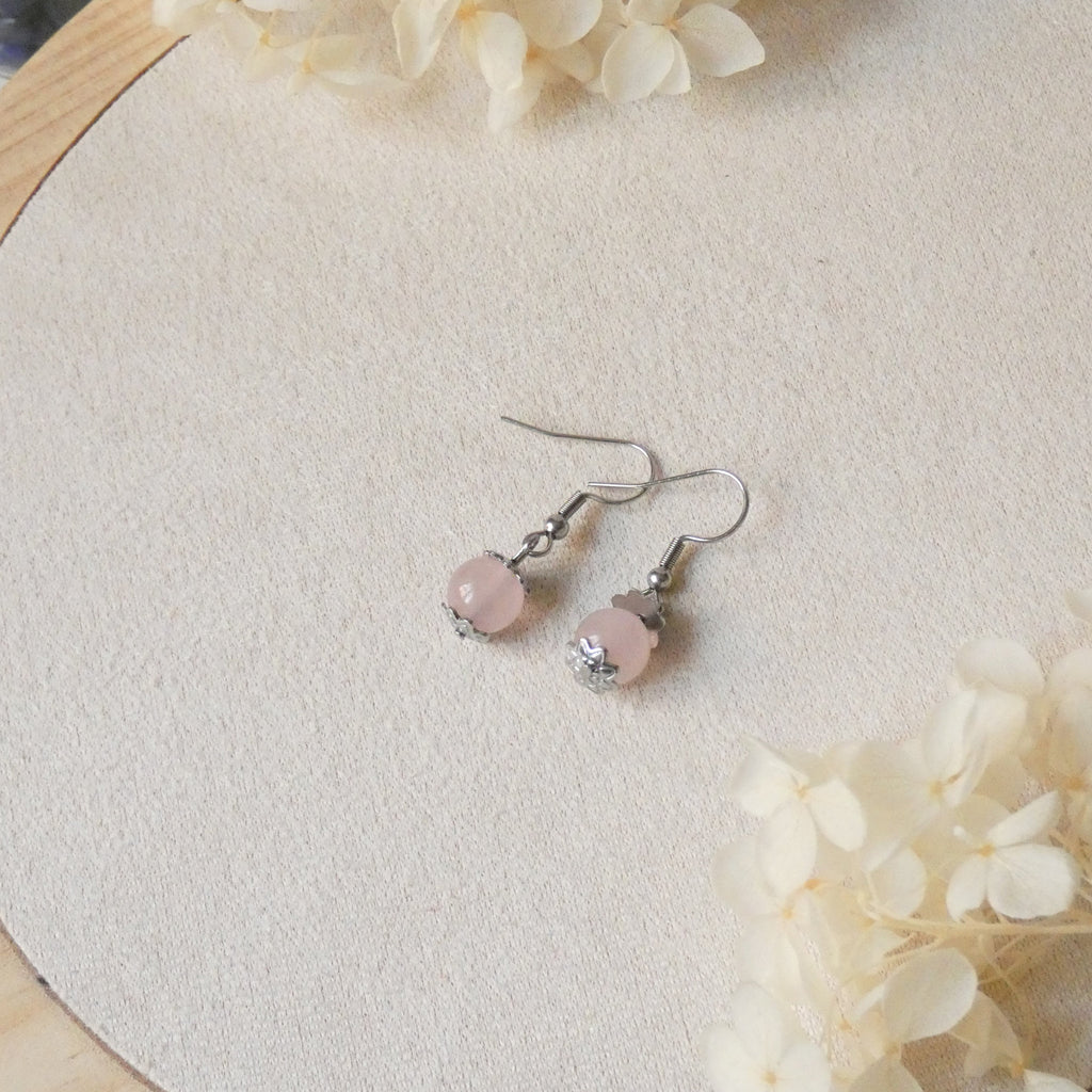 Boucles d’oreilles minimalistes perle 8 mm – quartz rose ou oeil de tigre