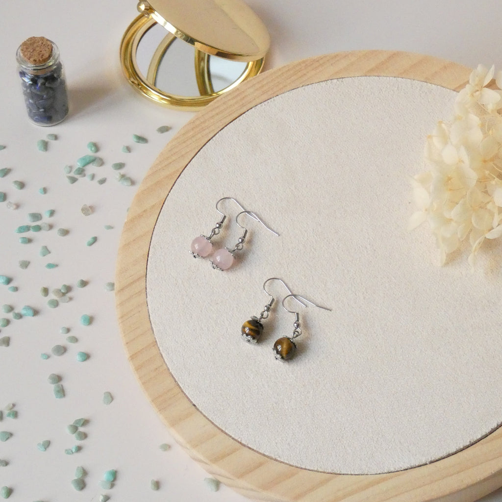 Boucles d’oreilles minimalistes perle 8 mm – quartz rose ou oeil de tigre