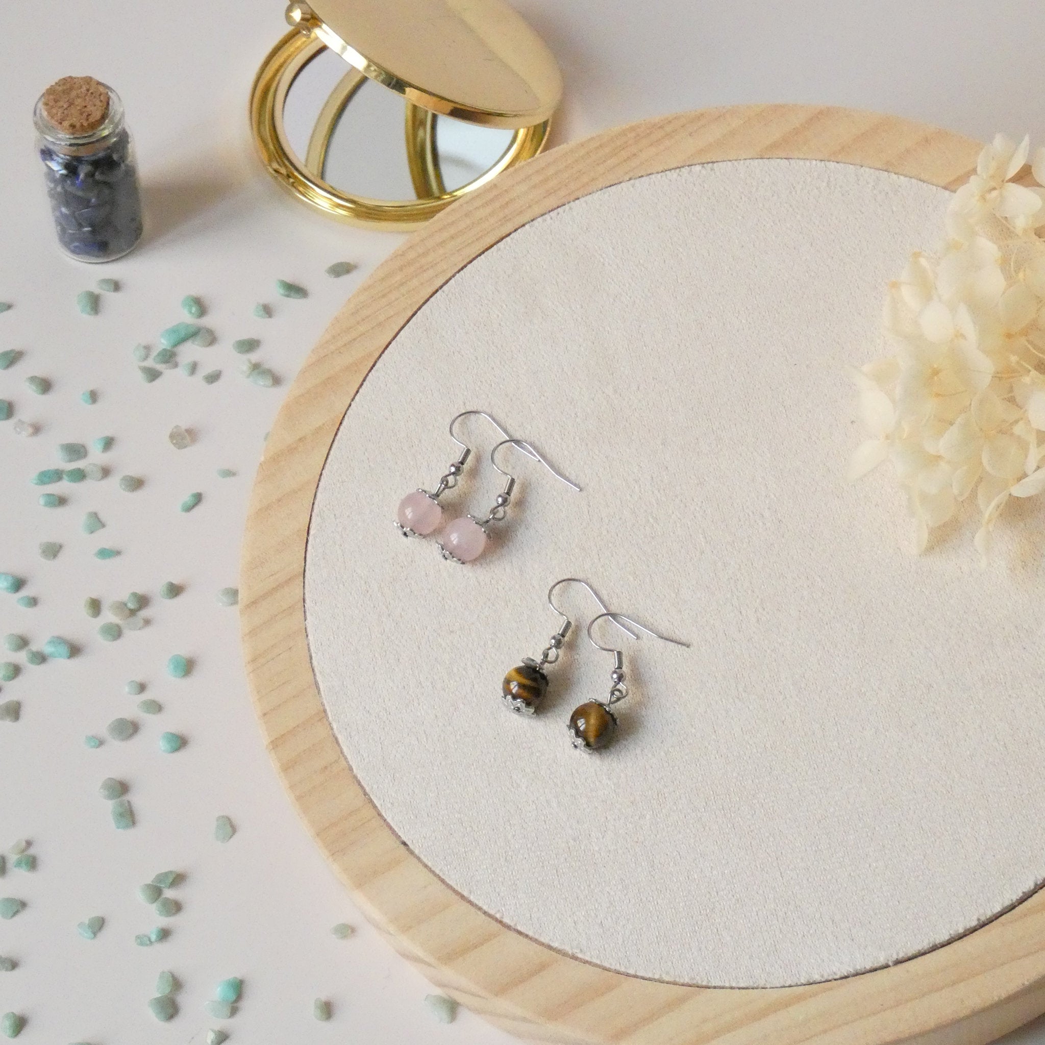 Boucles d’oreilles minimalistes perle 8 mm – quartz rose ou oeil de tigre