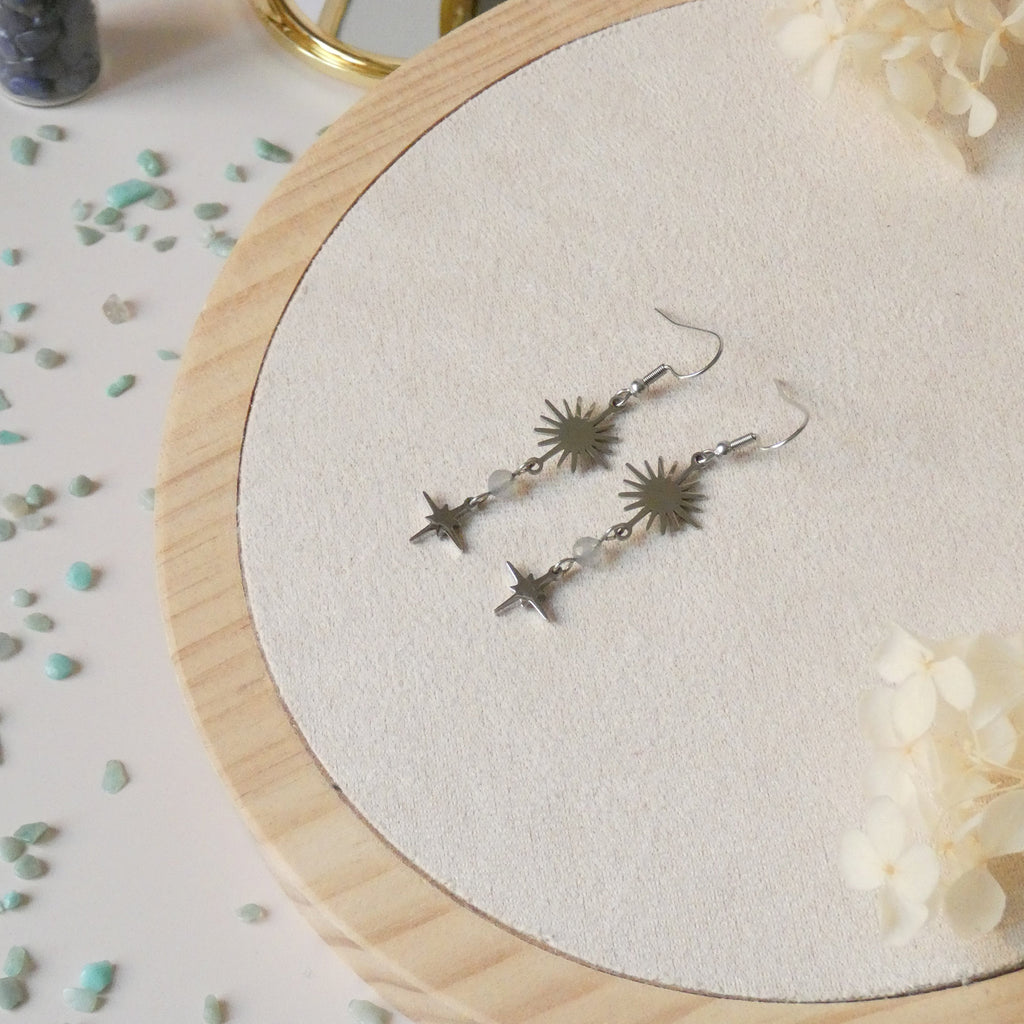 Boucles d’oreilles pendantes labradorite, soleil et étoile