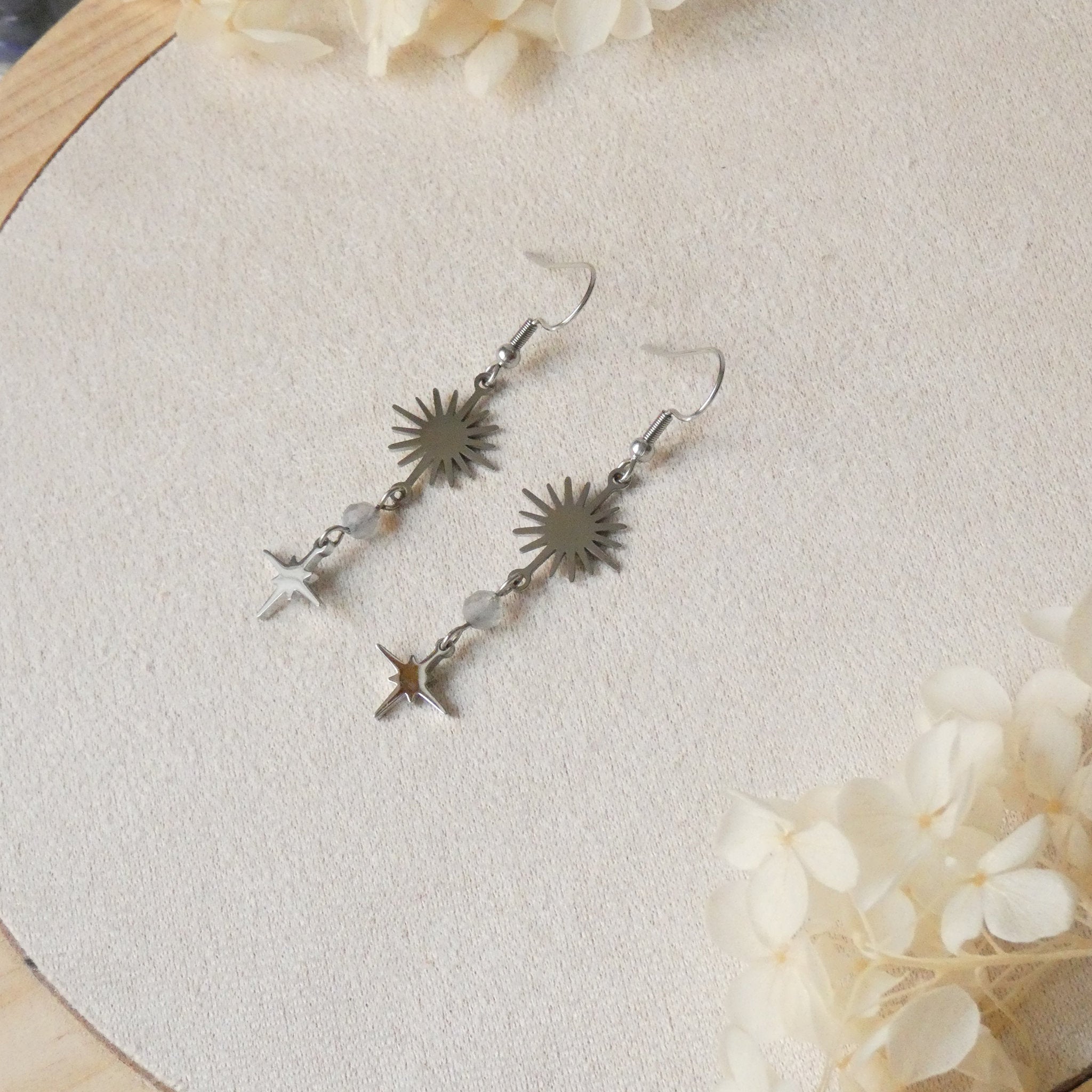 Boucles d’oreilles pendantes labradorite, soleil et étoile