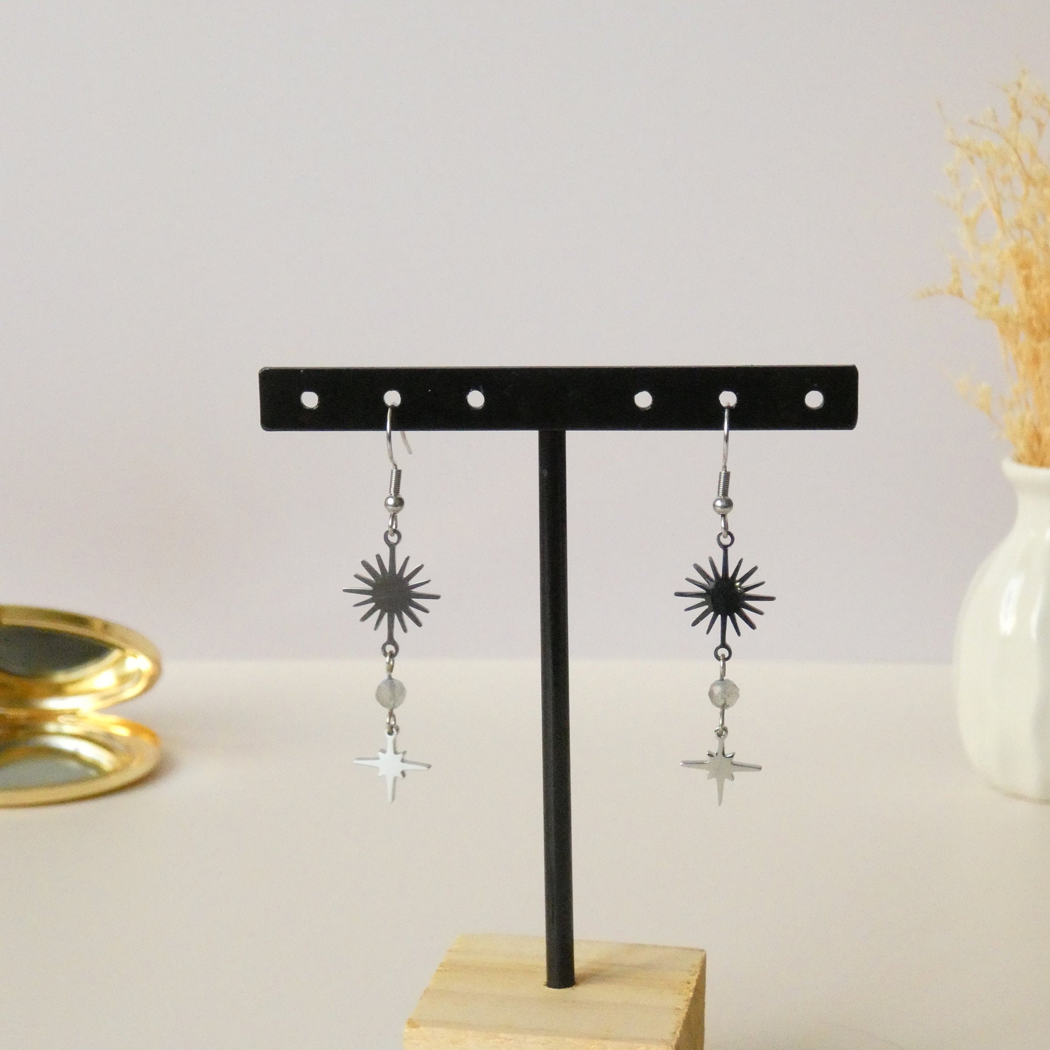 Boucles d’oreilles pendantes labradorite, soleil et étoile