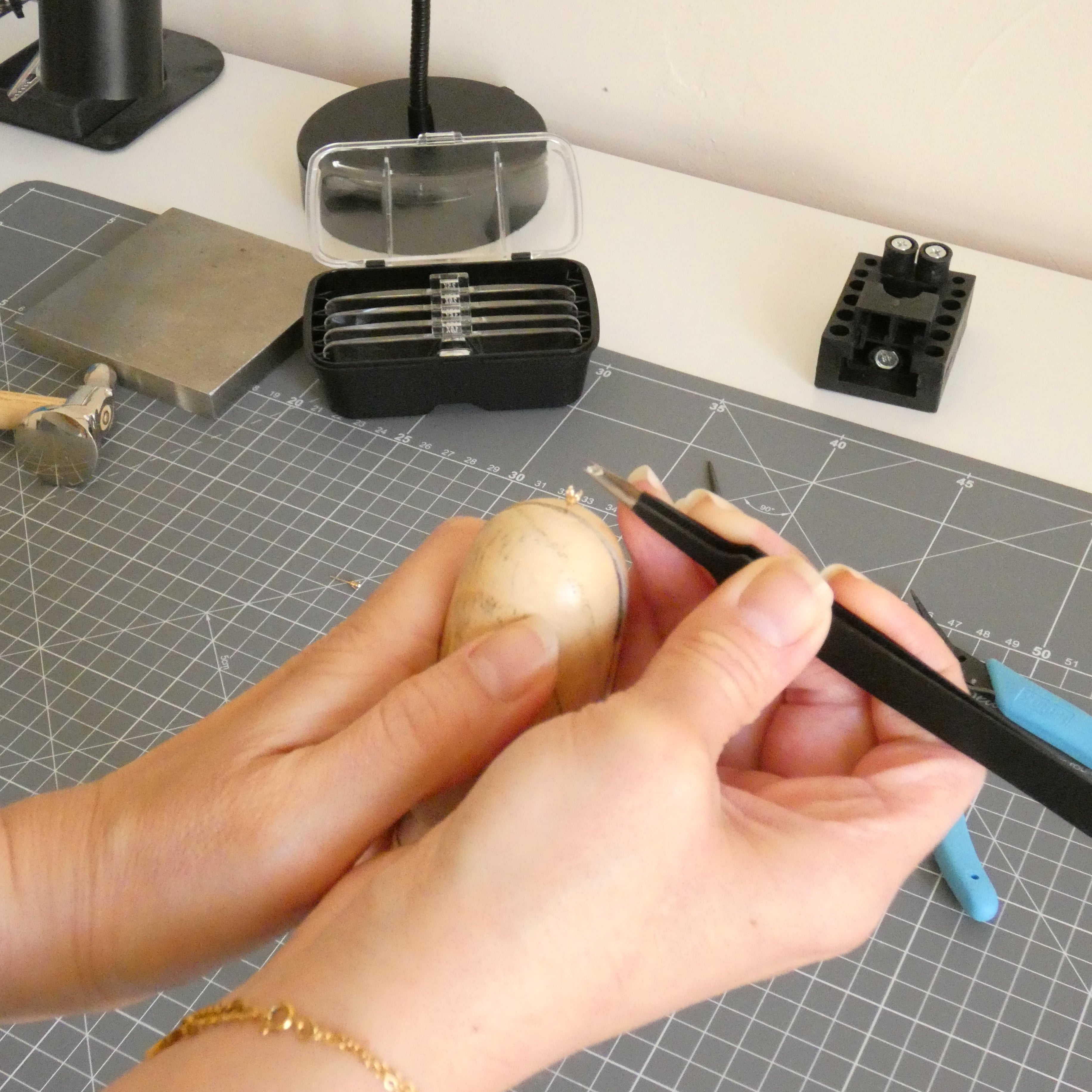 Photo atelier en pleine création de bijou