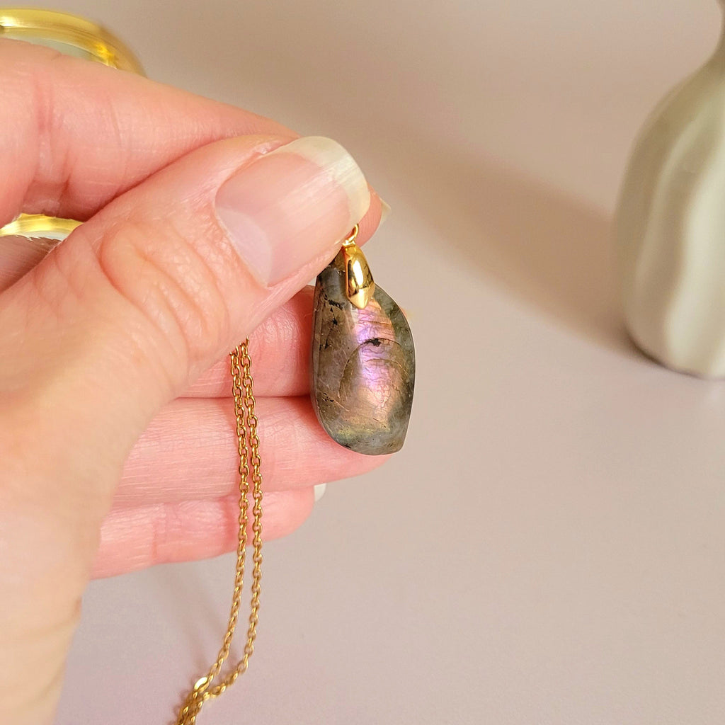 Pendentif en labradorite violette et orange 3 cm bélière dorée