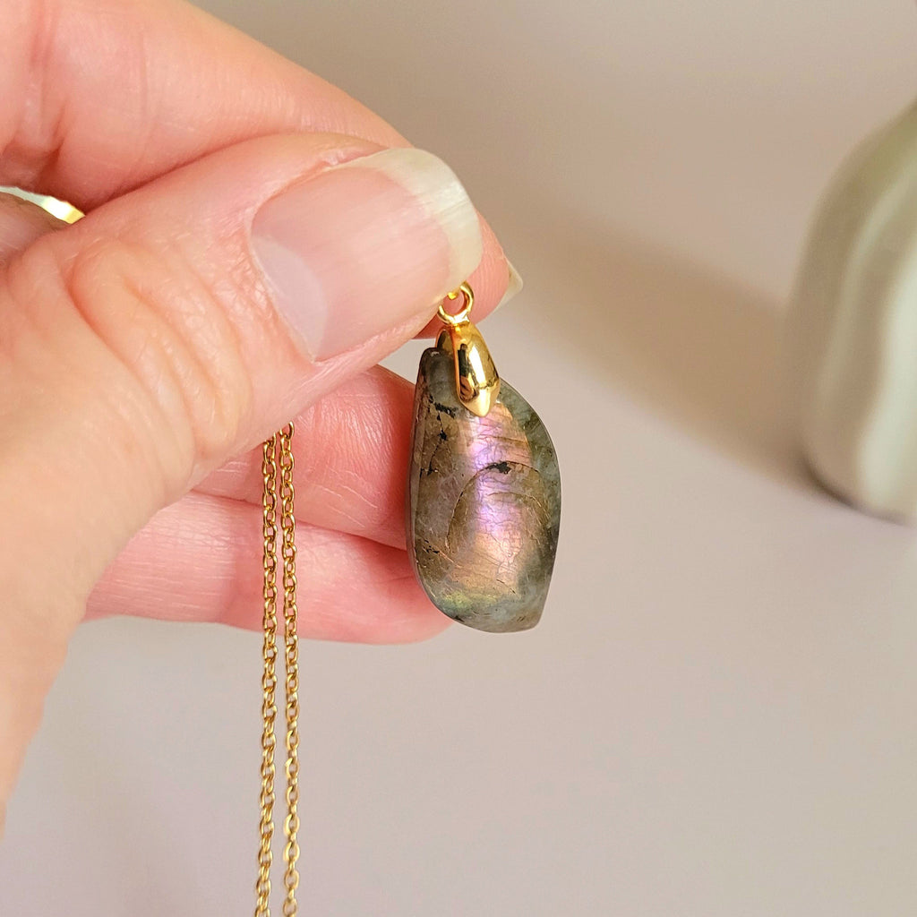 Pendentif en labradorite violette et orange 3 cm bélière dorée