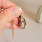 Pendentif en labradorite violette et orange 3 cm bélière dorée