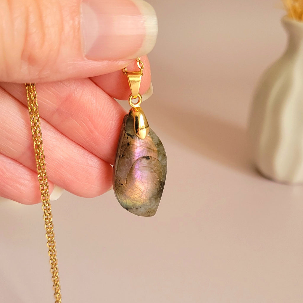 Pendentif en labradorite violette et orange 3 cm bélière dorée