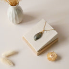 Pendentif en labradorite violette et orange 3 cm bélière dorée