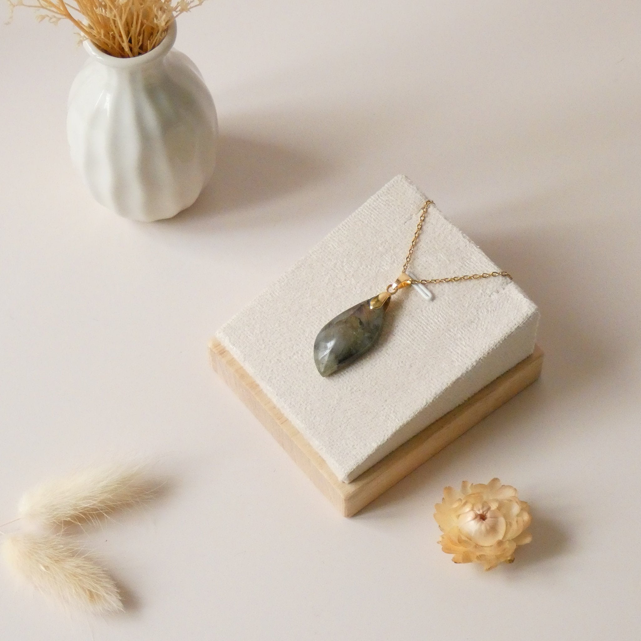 Pendentif en labradorite violette et orange 3 cm bélière dorée