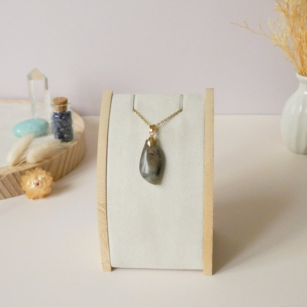 Pendentif en labradorite violette et orange 3 cm bélière dorée