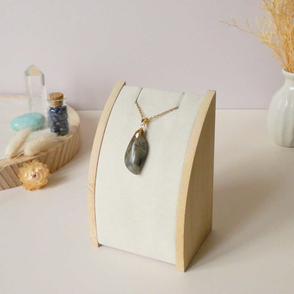 Pendentif en labradorite violette et orange 3 cm bélière dorée