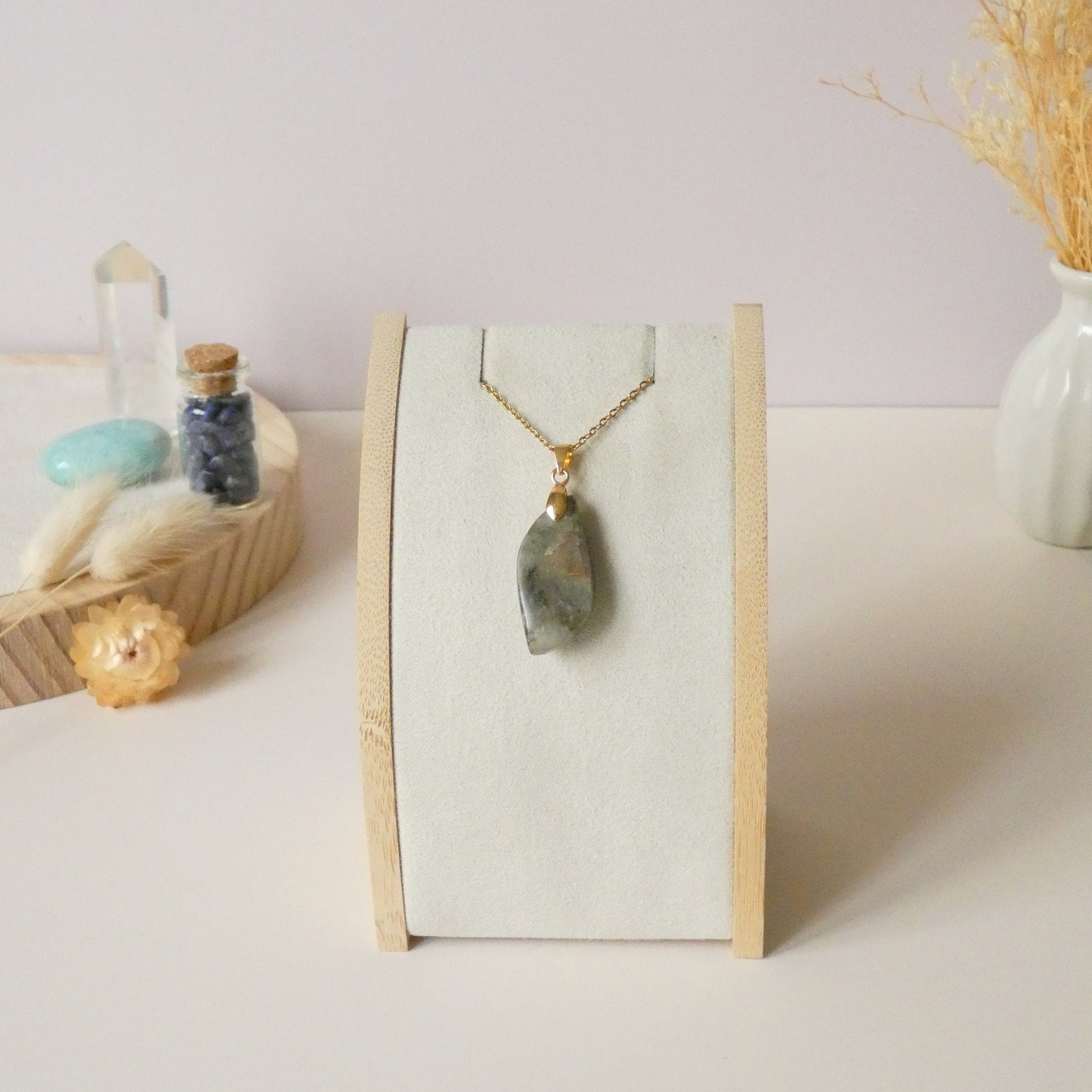 Pendentif en labradorite violette et orange 3 cm bélière dorée