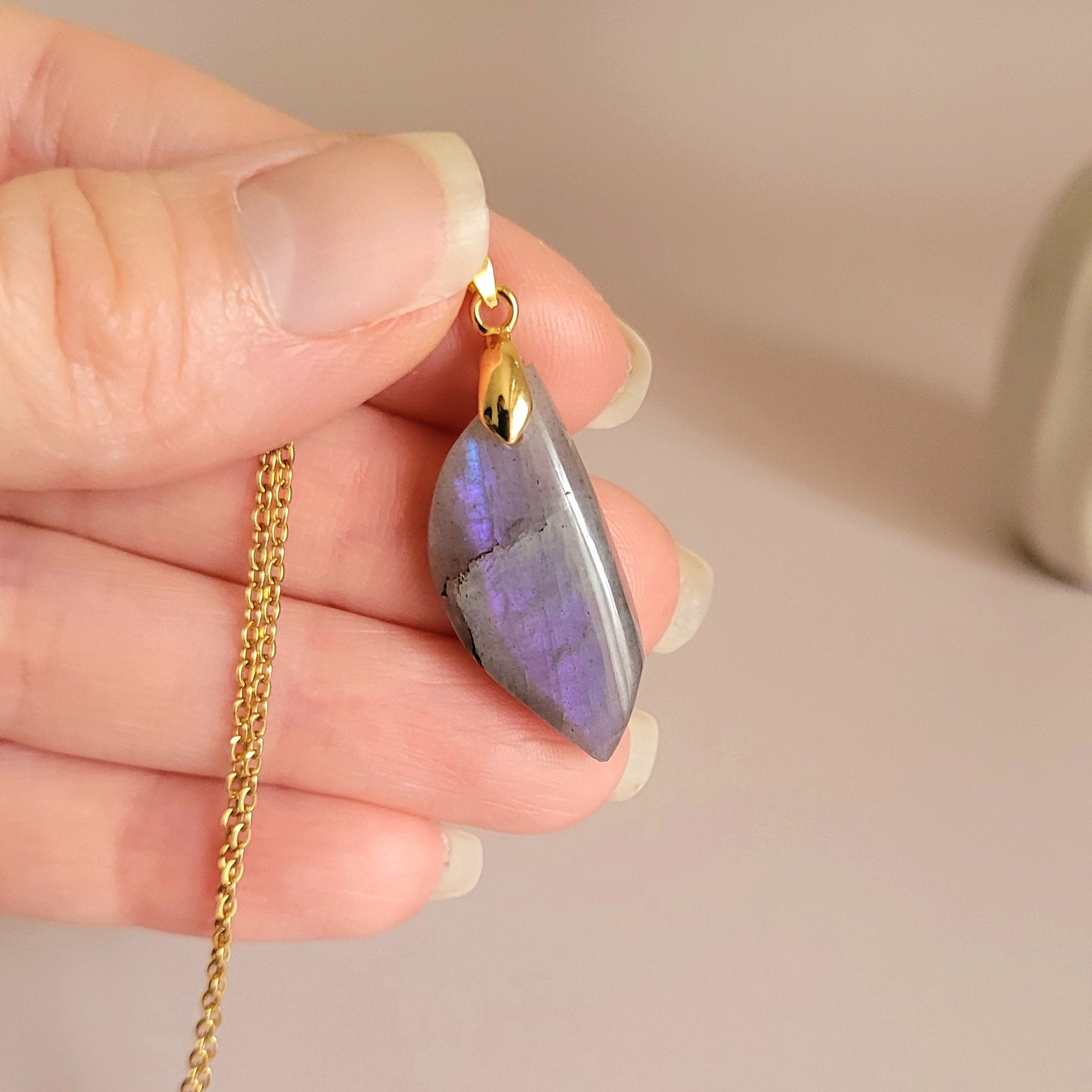 Pendentif en labradorite violette 2,9 cm bélière dorée