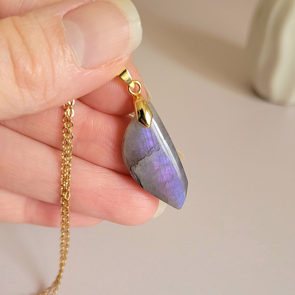 Pendentif en labradorite violette 2,9 cm bélière dorée