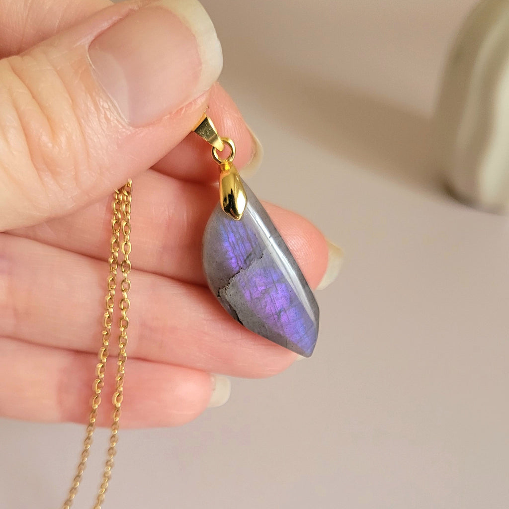 Pendentif en labradorite violette 2,9 cm bélière dorée