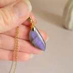 Pendentif en labradorite violette 2,9 cm bélière dorée