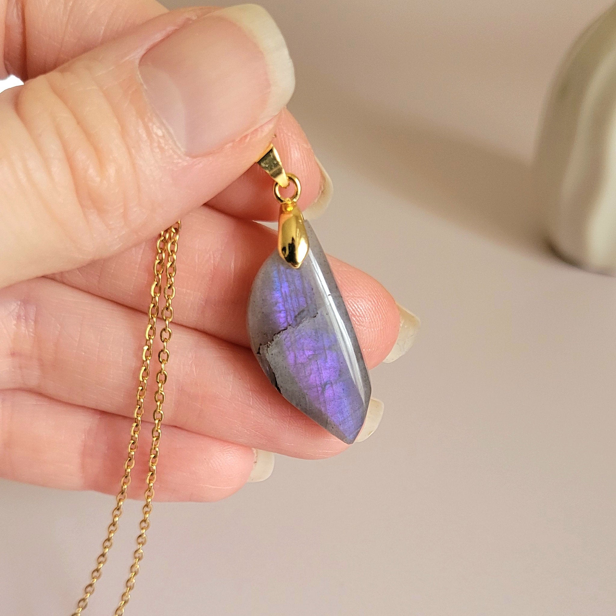 Pendentif en labradorite violette 2,9 cm bélière dorée