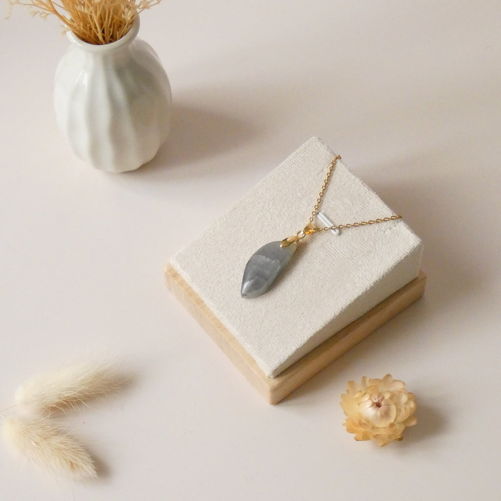 Pendentif en labradorite violette 2,9 cm bélière dorée