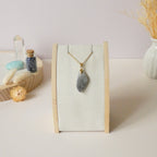 Pendentif en labradorite violette 2,9 cm bélière dorée