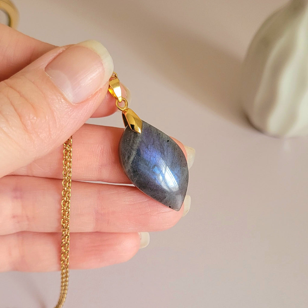Pendentif en labradorite violet bleu 3 cm bélière dorée