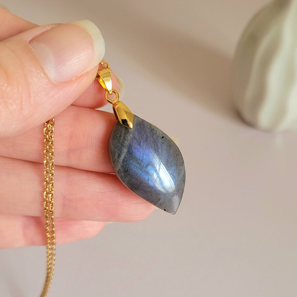 Pendentif en labradorite violet bleu 3 cm bélière dorée