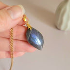 Pendentif en labradorite violet bleu 3 cm bélière dorée