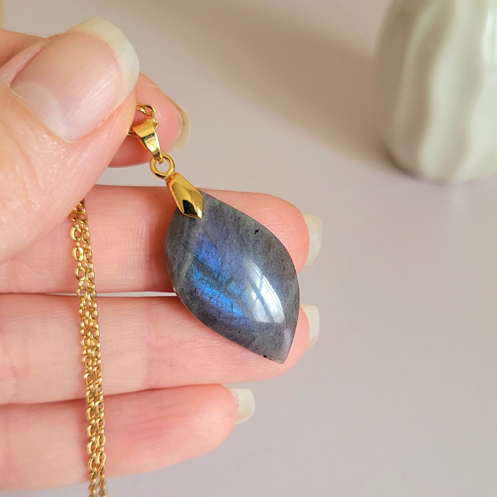 Pendentif en labradorite violet bleu 3 cm bélière dorée