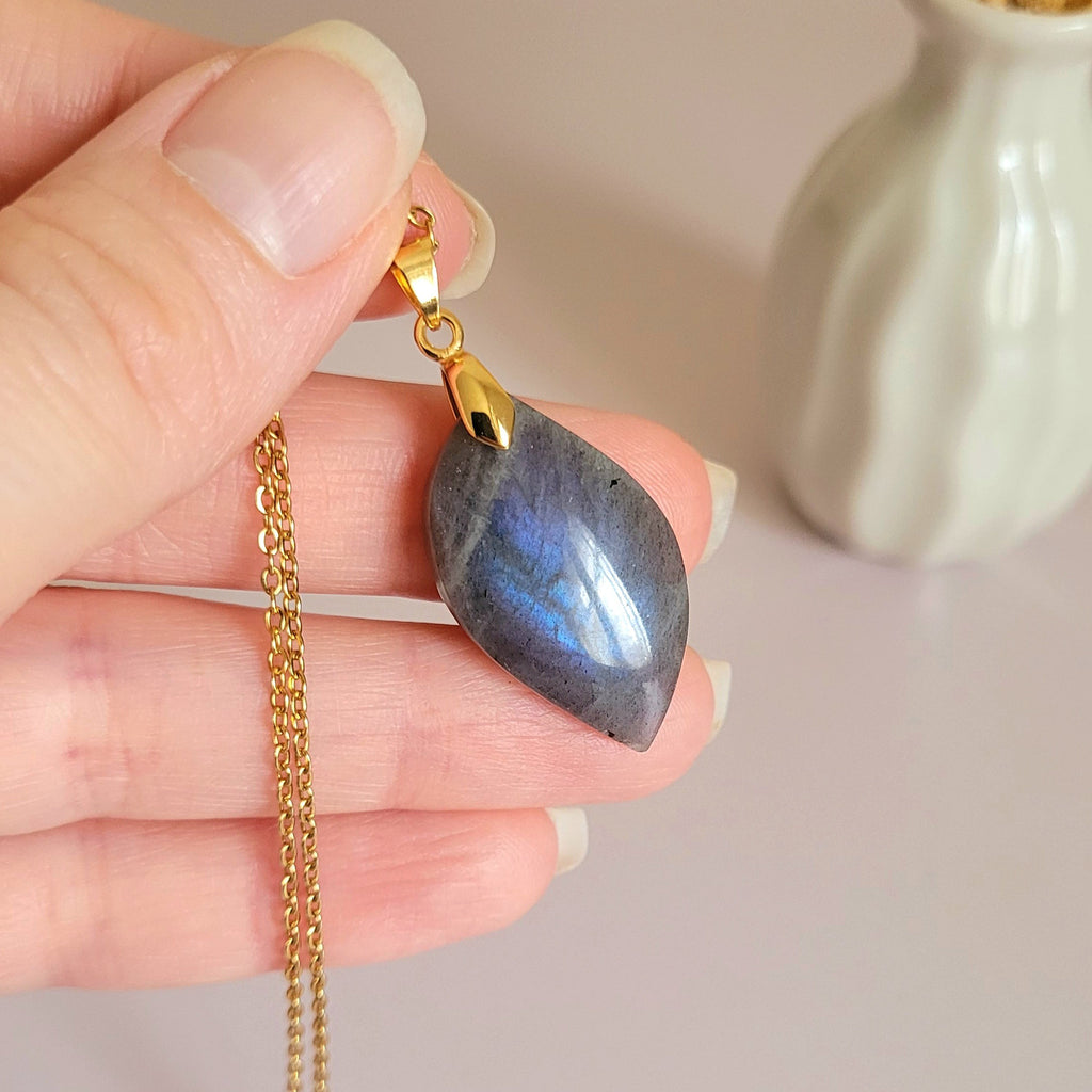 Pendentif en labradorite violet bleu 3 cm bélière dorée