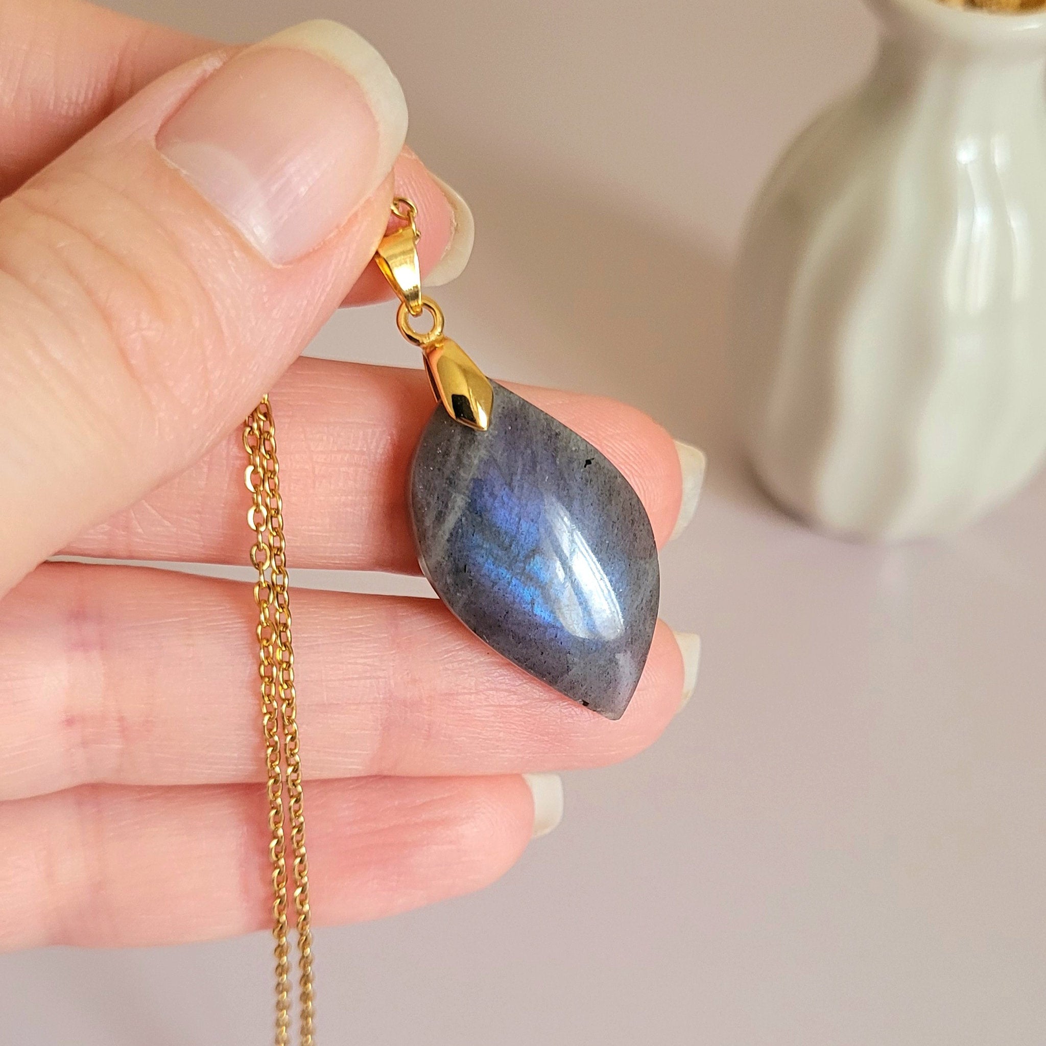 Pendentif en labradorite violet bleu 3 cm bélière dorée