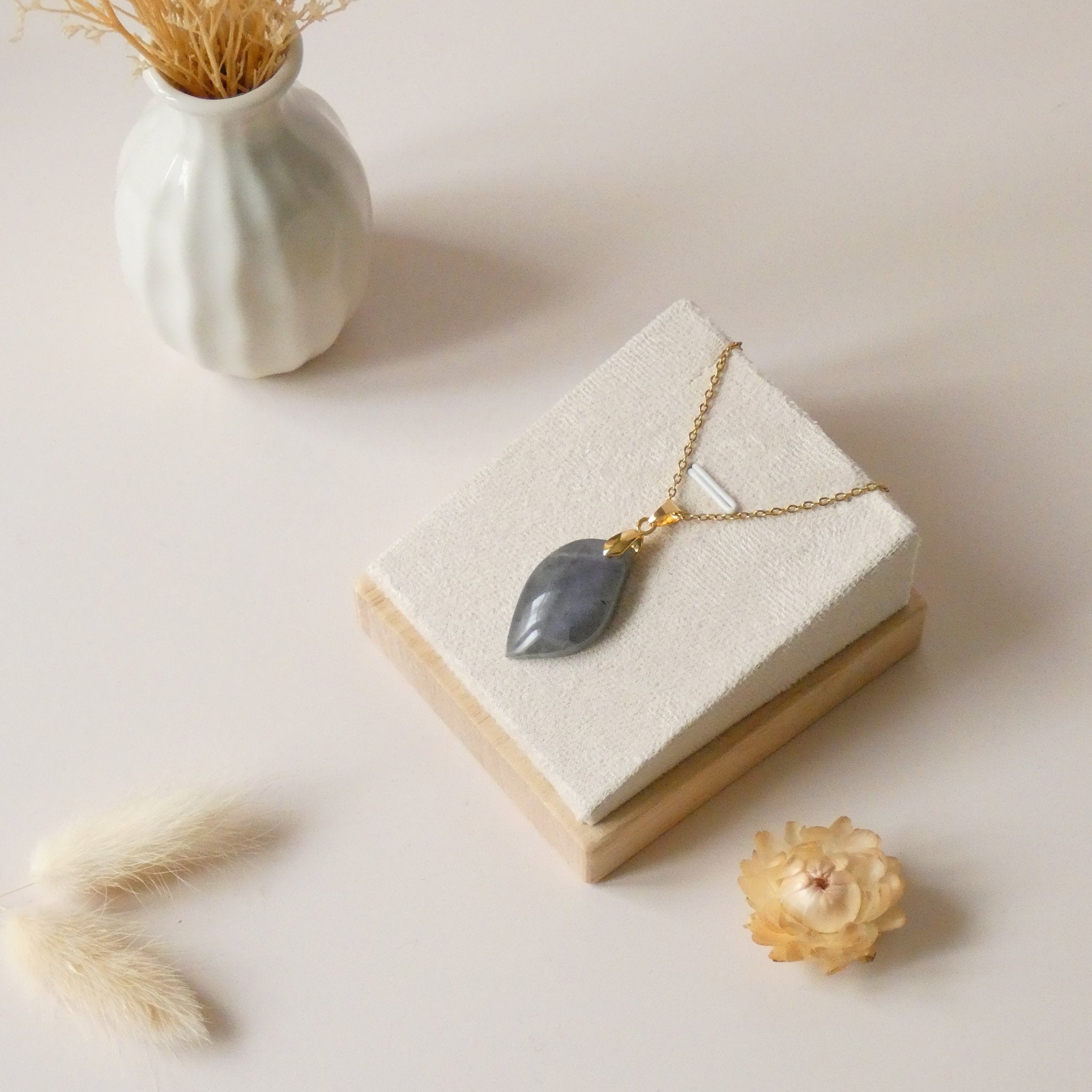 Pendentif en labradorite violet bleu 3 cm bélière dorée