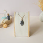 Pendentif en labradorite violet bleu 3 cm bélière dorée