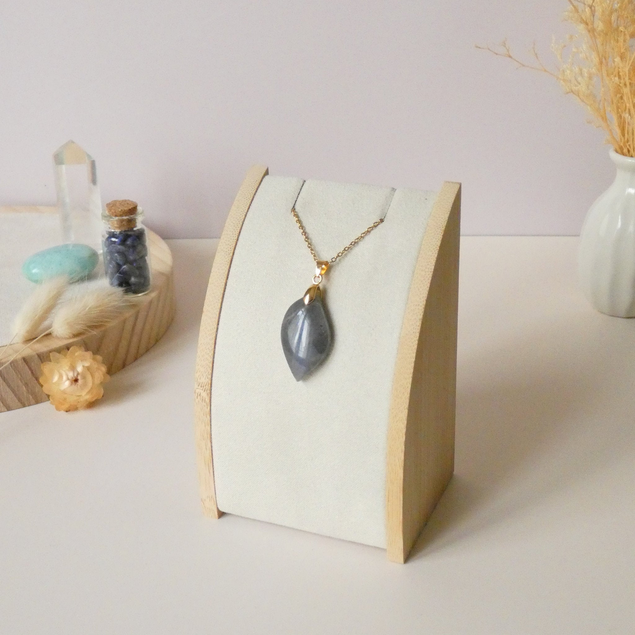 Pendentif en labradorite violet bleu 3 cm bélière dorée