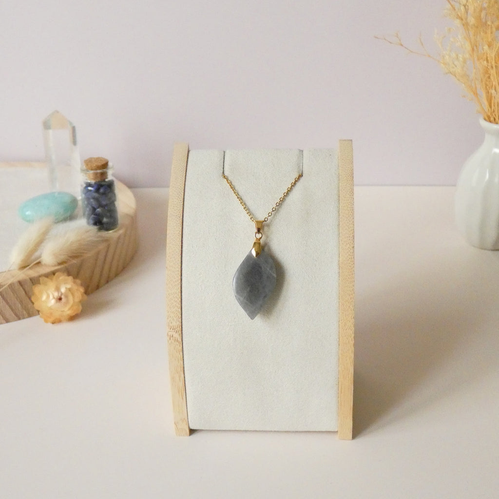 Pendentif en labradorite violet bleu 3 cm bélière dorée