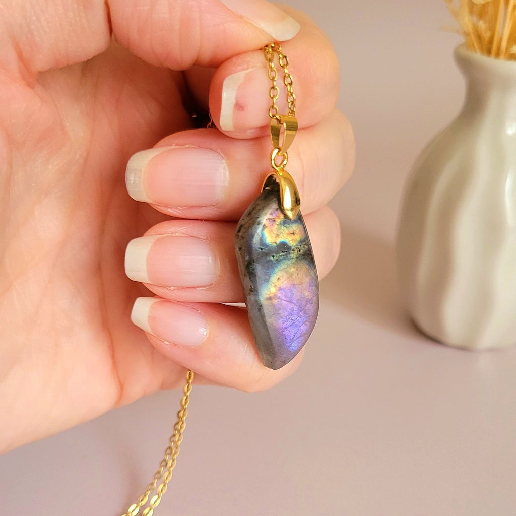 Pendentif en labradorite violet et orange 3,2 cm bélière dorée